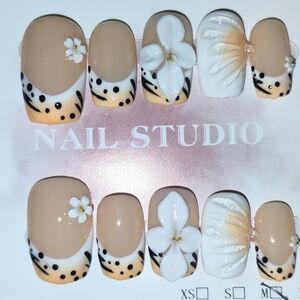 Chic Floral Press-On Nails - Tan and White